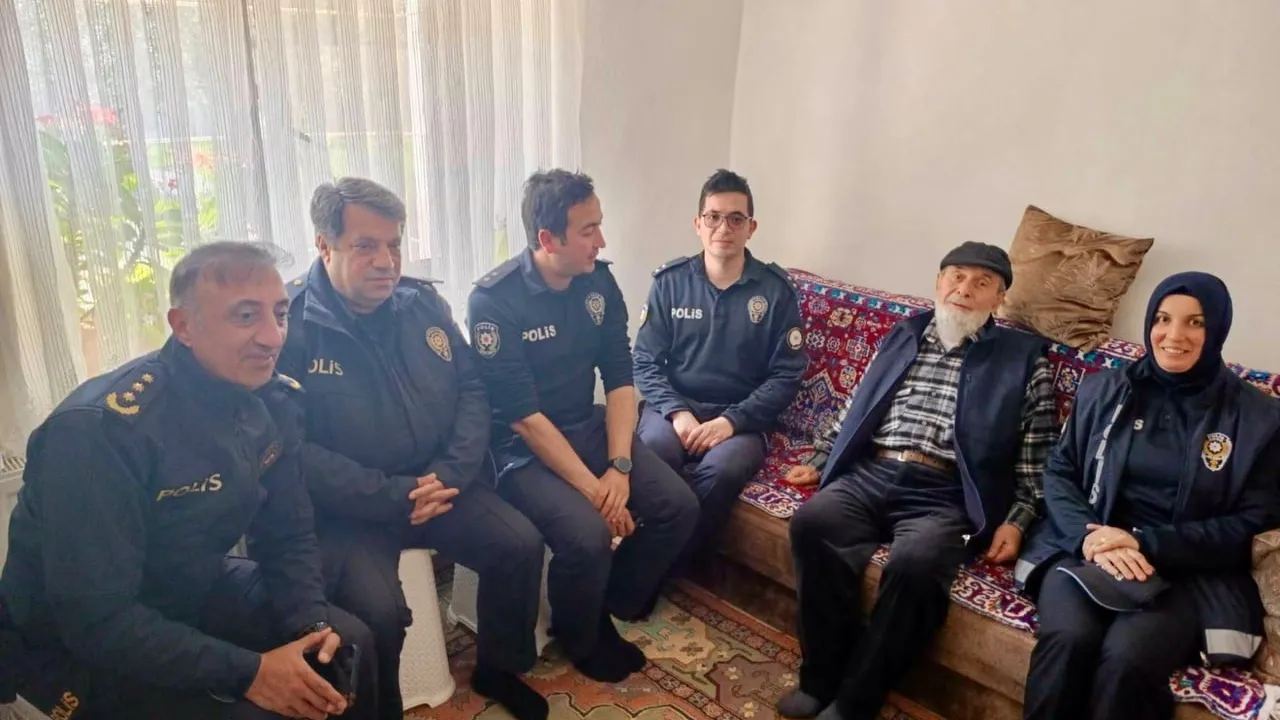 Osmaneli'de Şehitler İçin Dua ve Emekli Polislerle Ailelerine Vefa Ziyareti