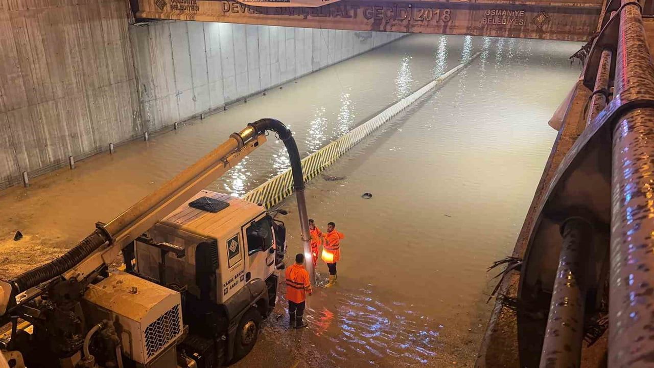 Osmaniye'de gece sağanağı düşük kotlu bölgelerde su birikintilerine neden oldu