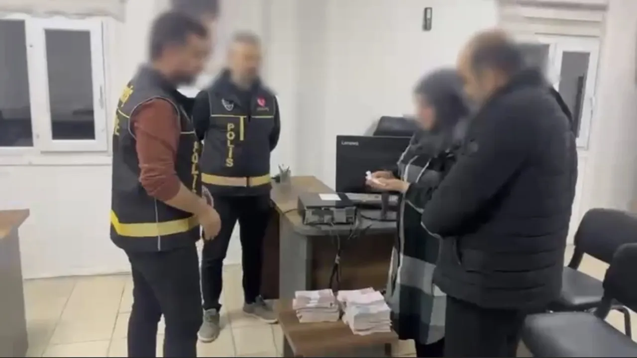 Osmaniye'de kendilerini polis olarak tanıtan 3 kişi yakalandı; parayı terlikle almaya geldi