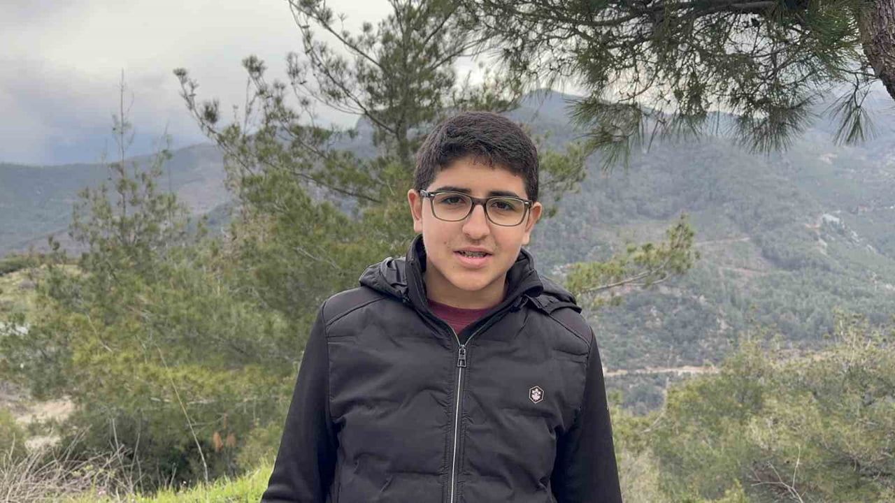 Osmaniye’de lise öğrencisi Mehmet Efe Aktaş yayladaki yıpranmış Türk bayrağını yenisiyle değiştirdi