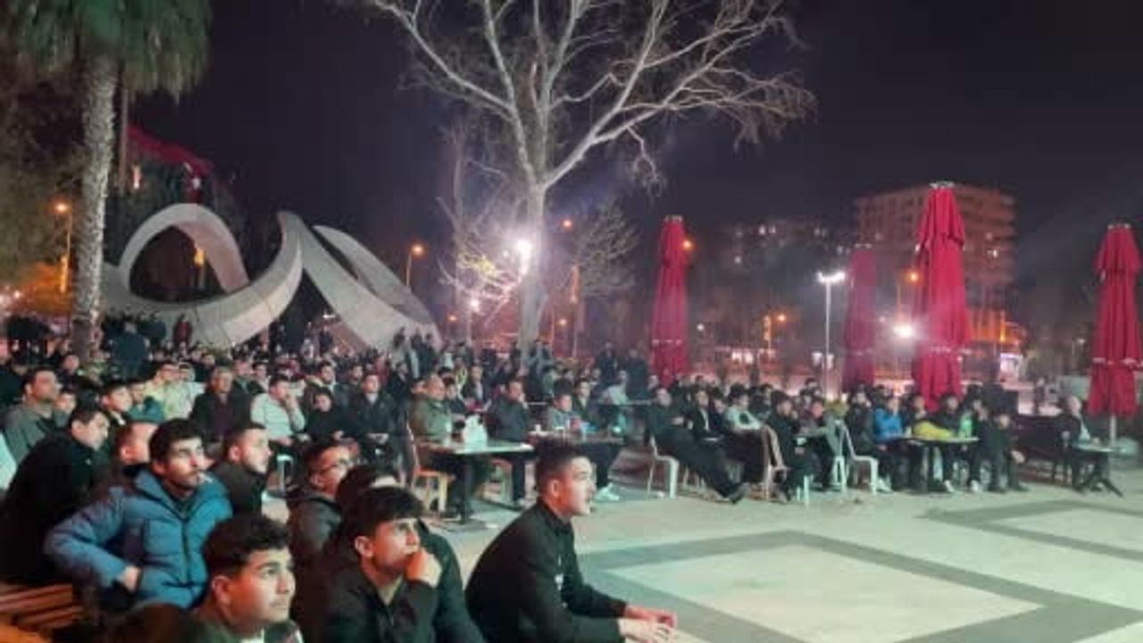 Osmaniye'de meşalelerle kutlama: A Milli Takımın Kosova zaferi kentte coşkuyla karşılandı