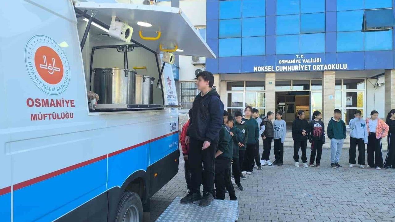 Osmaniye'de Noksel Cumhuriyet Ortaokulu öğrencilerine sıcak çorba ikramı