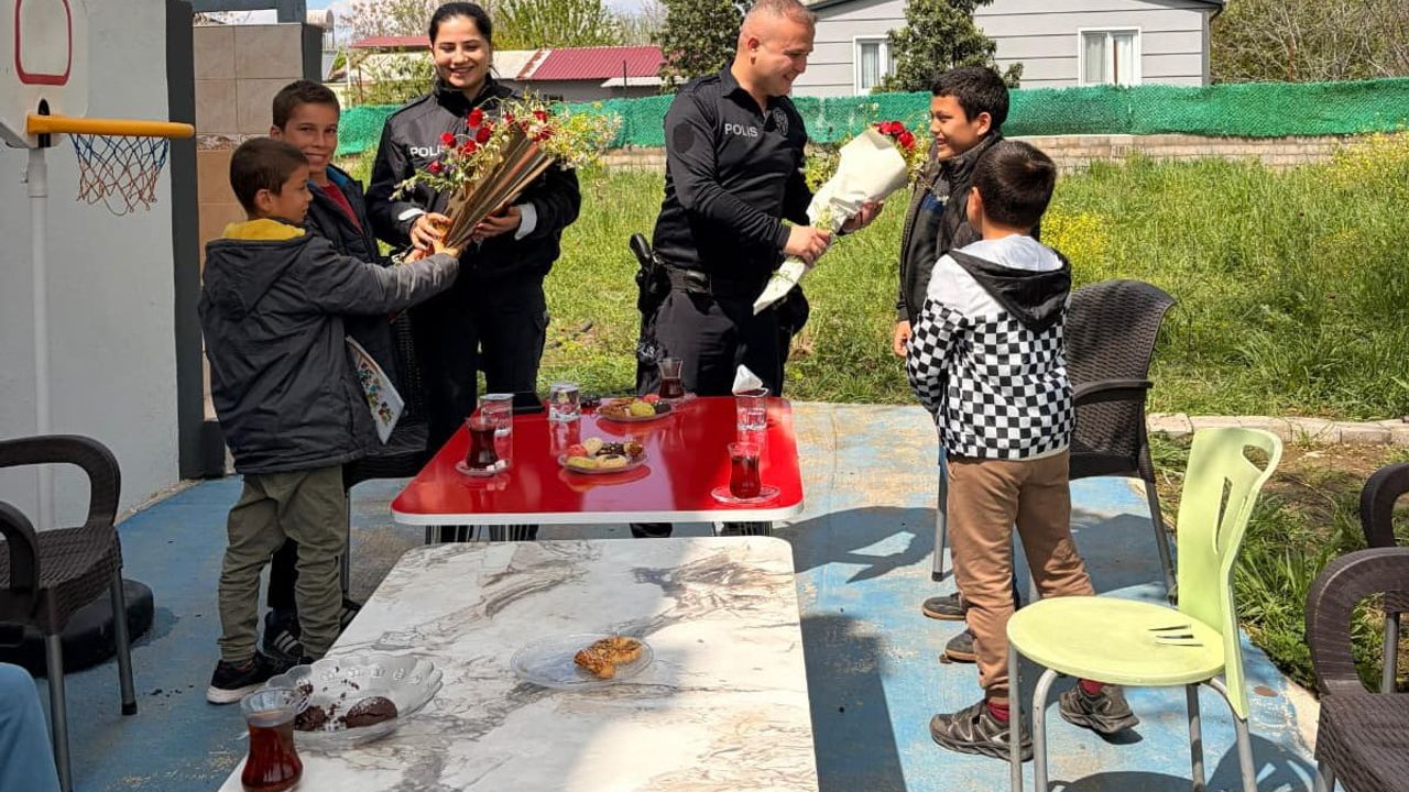 Osmaniye'de özel öğrencilerden polislere çiçekli sürpriz: Polis Haftası'nda anlamlı ziyaret