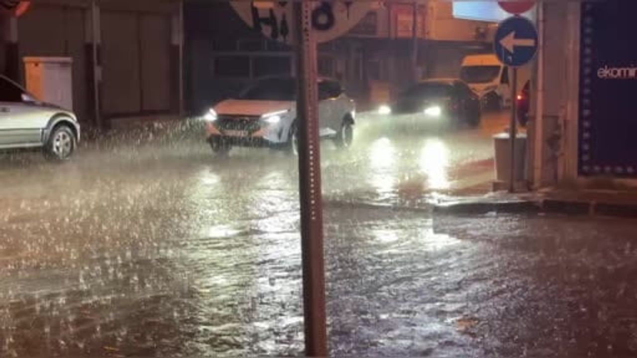 Osmaniye’de Sağanak Yağış Cadde ve Sokaklarda Su Birikintilerine Neden Oldu