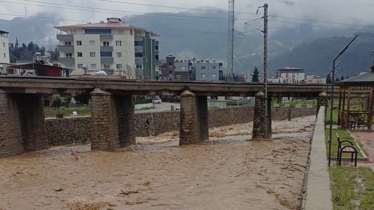 Osmaniye'de Yağış Sonrası Heyelan: Kaman Köyünde Ev Çevrelerinde Çatlaklar Oluştu
