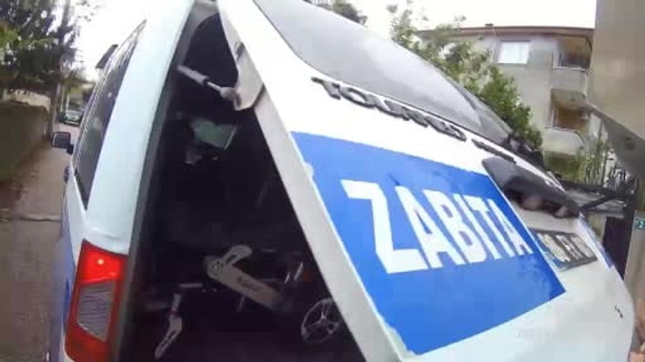 Osmaniye’de yağmurda zorlanan engelli vatandaşa zabıta ekiplerinden yardım