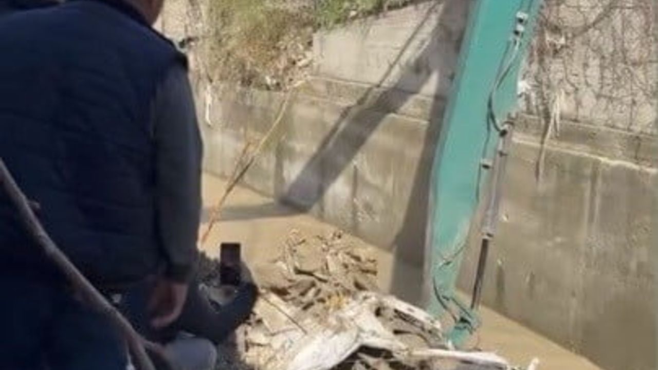 Osmaniye Kadirli'de selde kaybolan minibüs bulundu: Araç hurdaya döndü