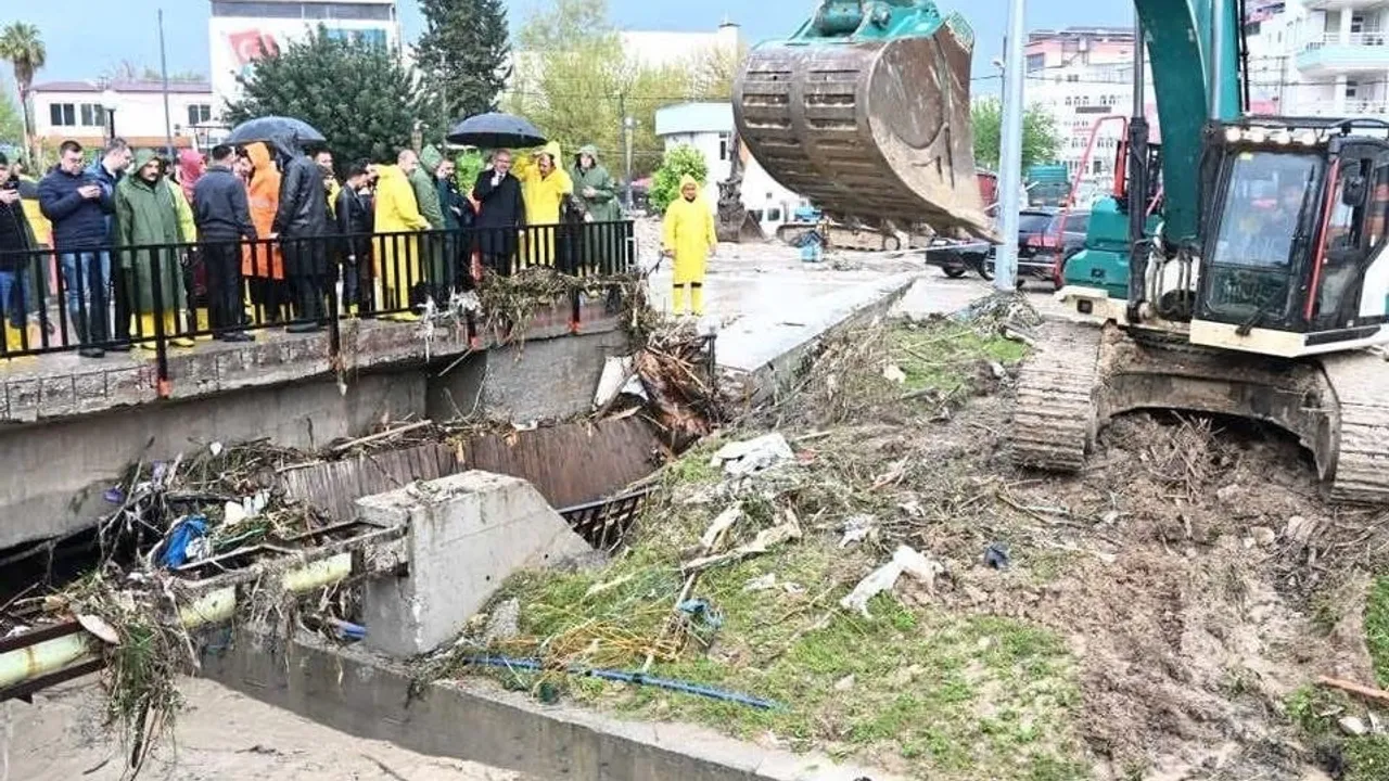 Osmaniye Kadirli'de selle mücadele sürüyor: 251 araç, 1.093 personel görevde