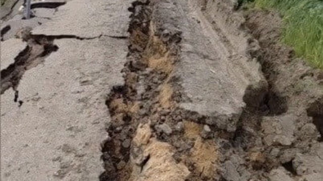 Osmaniye Kadirli'de Yoğun Yağış Köy Yollarında Çökme Oluşturdu, Bazı Güzergahlar Ulaşıma Kapandı