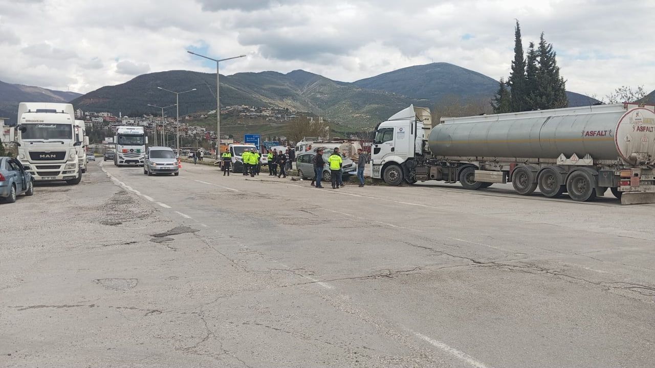 Osmaniye’nin Bahçe ilçesinde tır ile hafif ticari araç çarpıştı: 1 yaralı