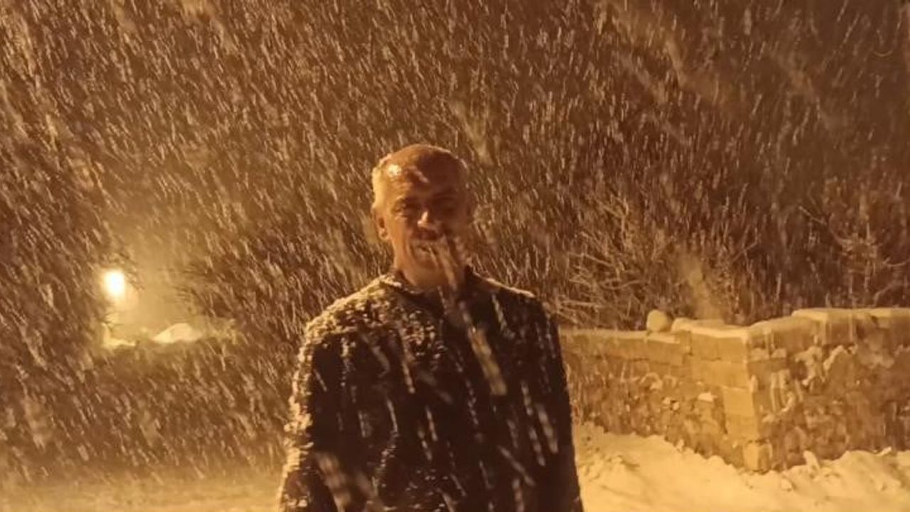 Özalp'ta Nisan karı: İlçe merkezi 15 santimetreyle beyaza büründü