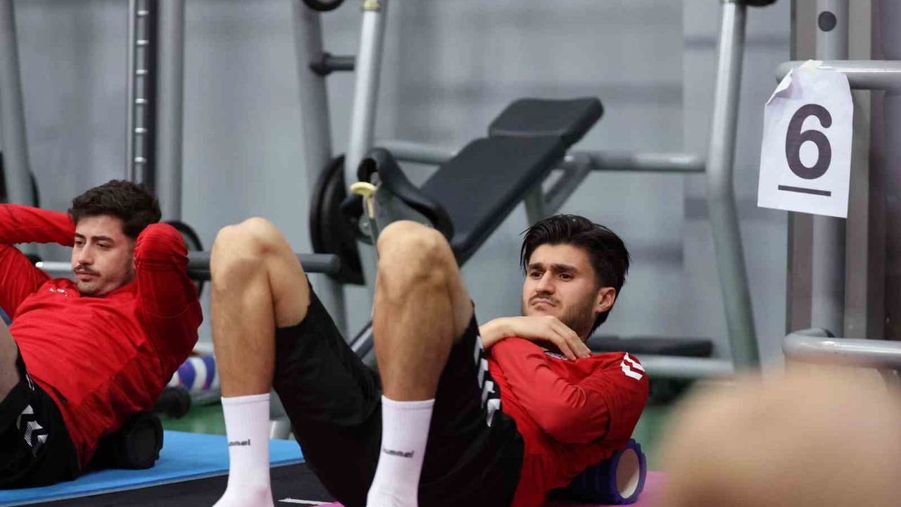 Özbelsan Sivasspor, İstanbulspor maçı öncesi salonda yenileme idmanı gerçekleştirdi