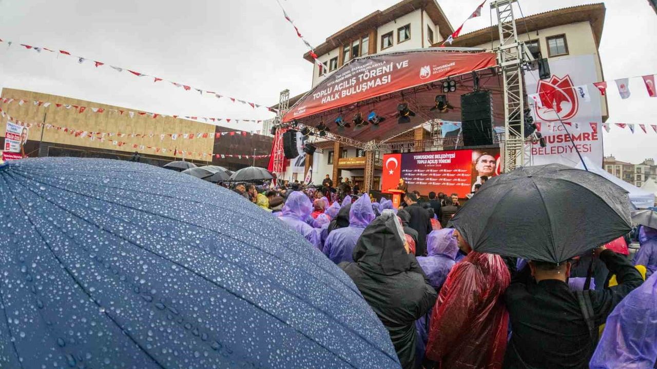 Özgür Özel: CHP büyük bir saldırı altında; Manisa'da 43 projenin toplu açılışı yapıldı