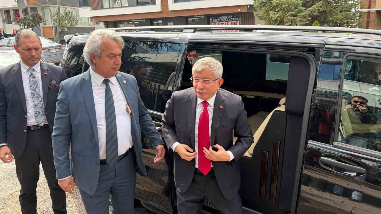 Özgür Özel: Davutoğlu'nun Başbakanlığı Türkiye için Kritik Bir Dönemdi