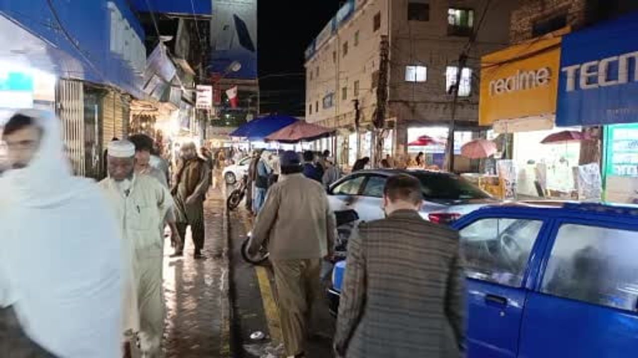 Pakistan’da enerji tasarrufu kapsamında market ve AVM’ler 20.00’de kapanacak