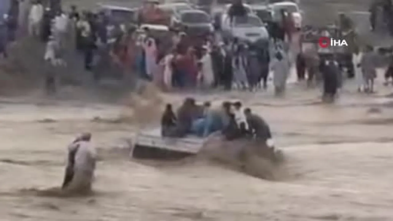 Pakistan'da şiddetli yağışlar ve sel: Yaklaşık 40 kişi hayatını kaybetti