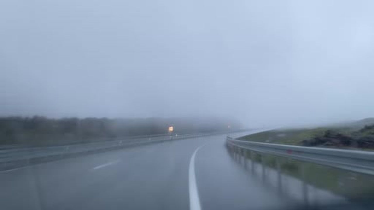 Pamuk Geçidi'nde yoğun sis ve sağanak görüş mesafesini 10-15 metreye düşürdü