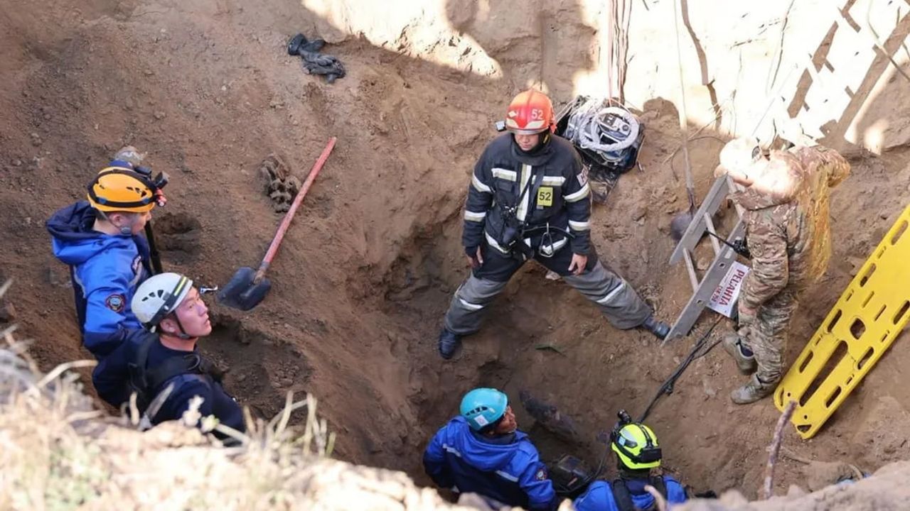 Pavlodar'da su borusu çalışmasında toprak göçüğü: 2 işçi hayatını kaybetti
