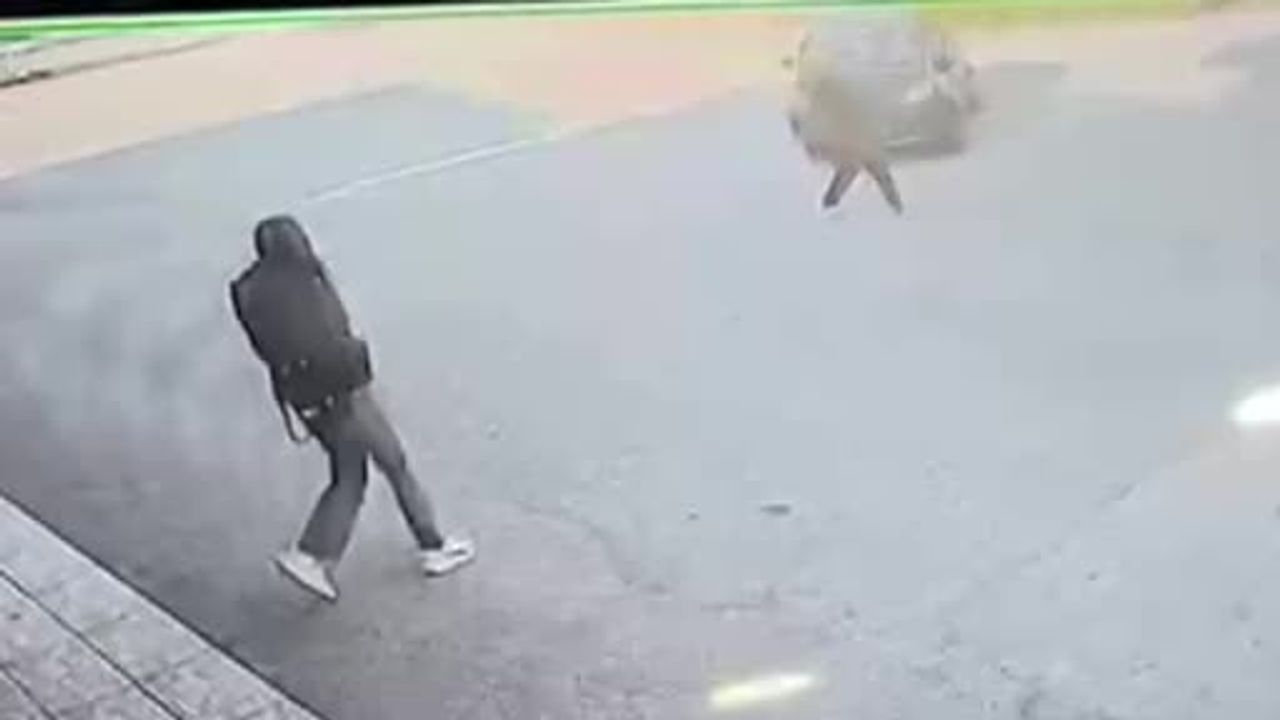 Payas'ta yolun karşısına geçmeye çalışan kadına otomobil çarptı — Kaza anı kamerada