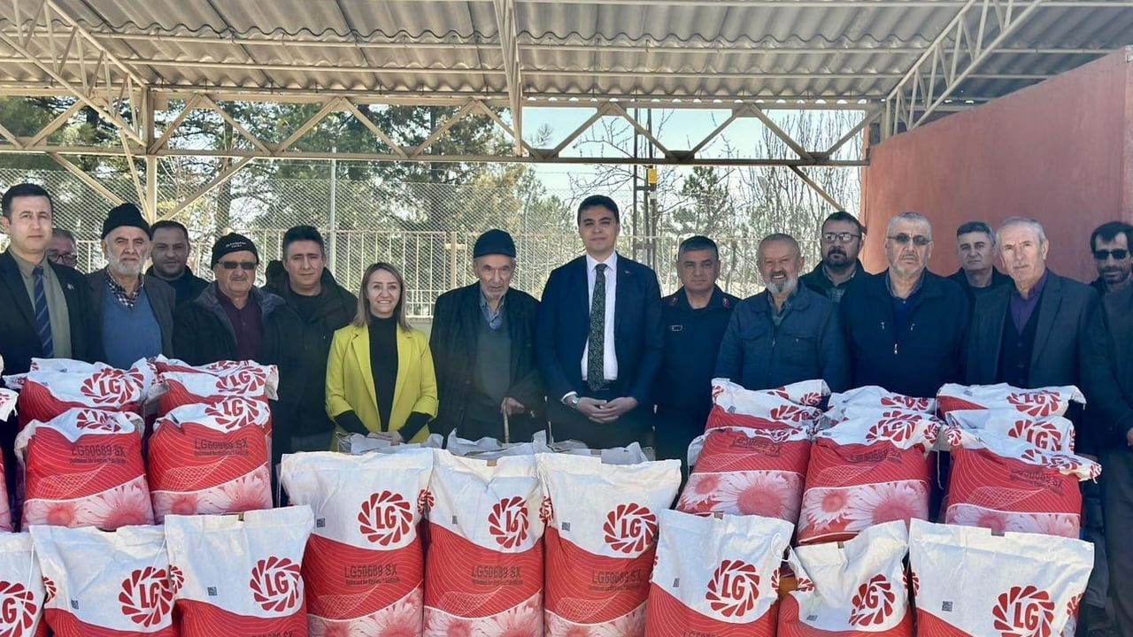 Pazaryeri'nde 75 Çiftçiye 3 Bin Dekarlık Ayçiçeği Tohumu Desteği