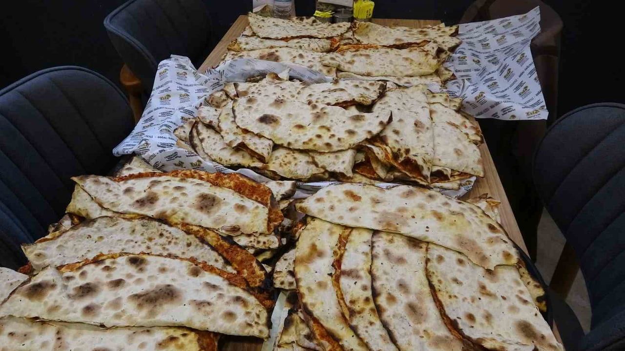 Pendik'te Milli Takım Sevinci: 20 bin lokma, 1000 lahmacun dağıtıldı