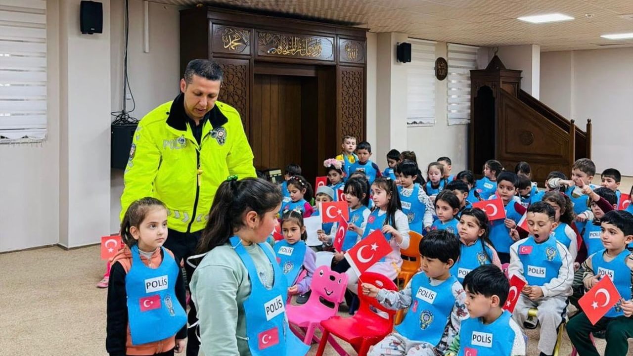 Polis Haftası'nda Patnos'ta miniklerle buluşma: Recep Tayyip Erdoğan 4-6 Yaş Kur’an Kursu'na emniyet ziyareti