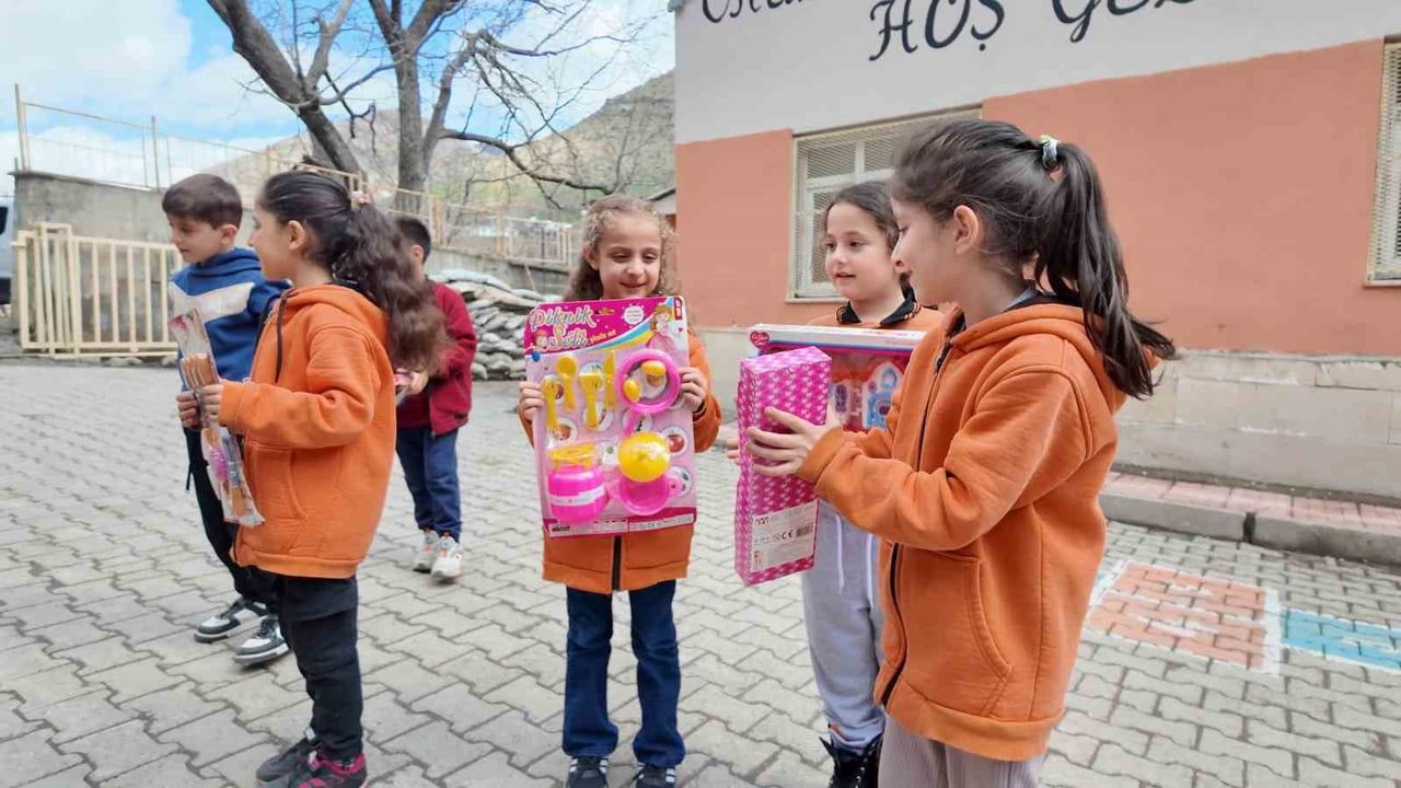 Polis Memuru Mustafa Şahin'den Polis Haftası'nda Binlerce Öğrenciye Oyuncak ve Kırtasiye Desteği