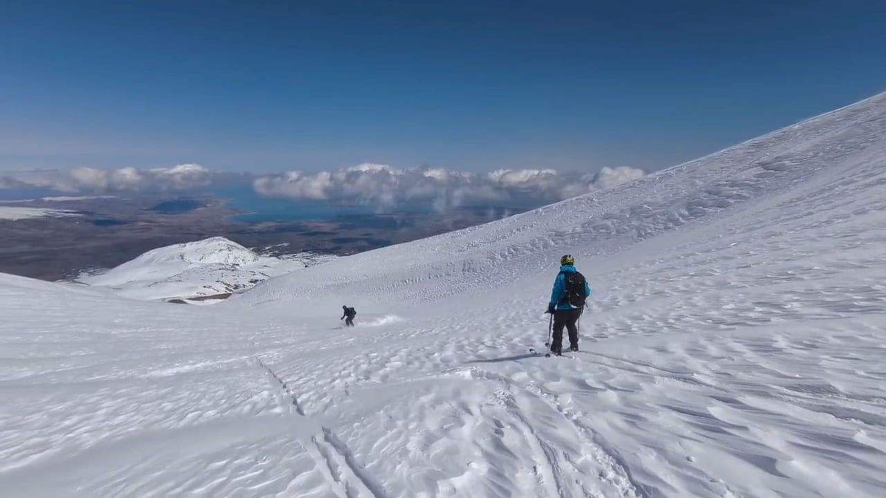 Polonyalı dağcılar Süphan Dağı'ndan 3.500 metreden kayakla indi