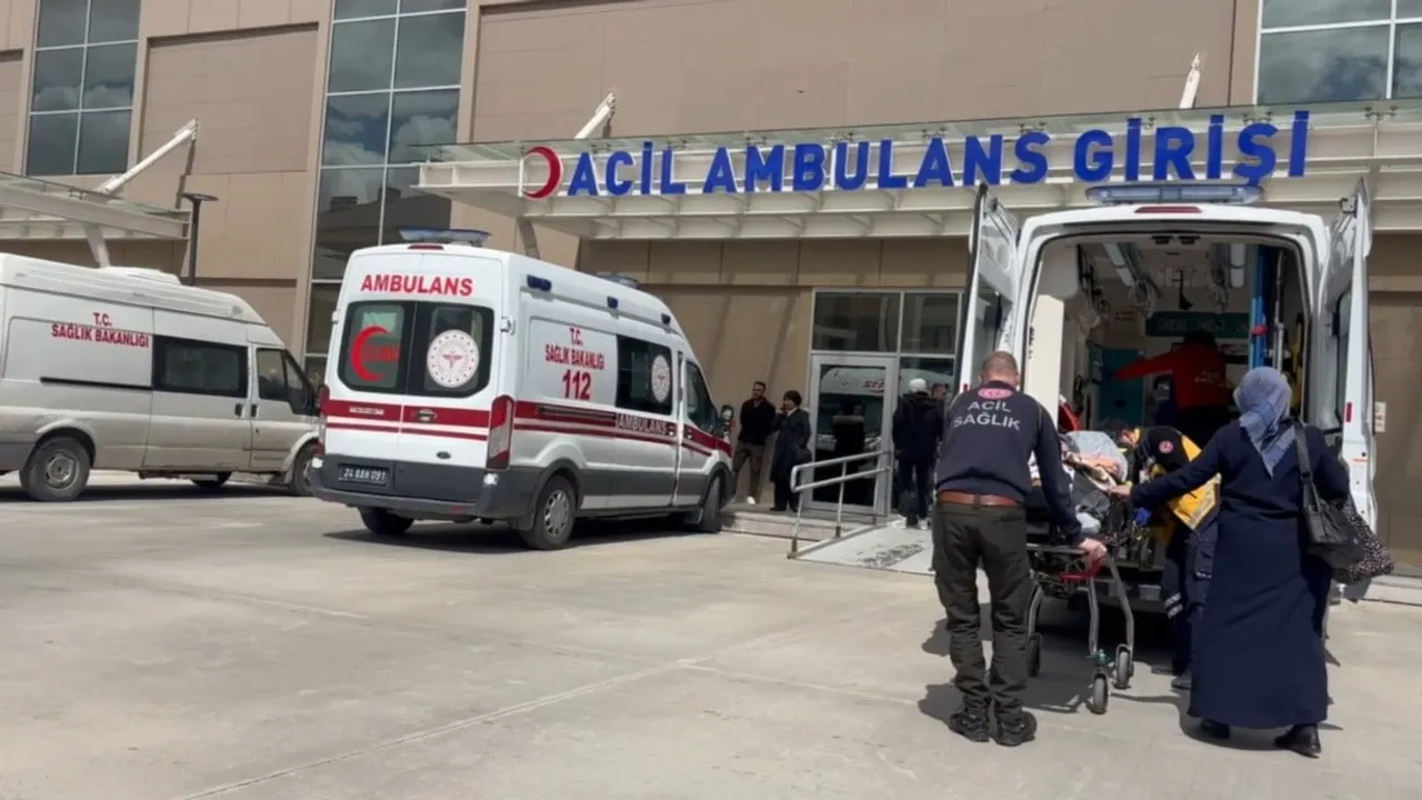 Refahiye'de Trafik Kazasında 6 Kişi Yaralandı, 2'si Ağır