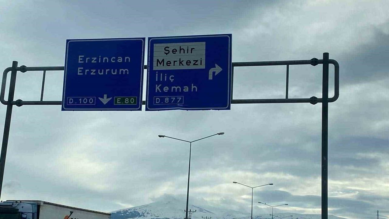 Refahiye yol ayrımındaki tabela Kemaliye yönünü göstermiyor, vatandaşlar düzenleme talep ediyor