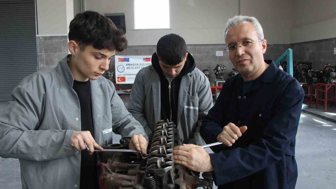 Refik Aydın: 45 yaşında KPSS kazanıp polislikten öğretmenliğe geçti, emekliliğini 55'ten 65'e uzattı