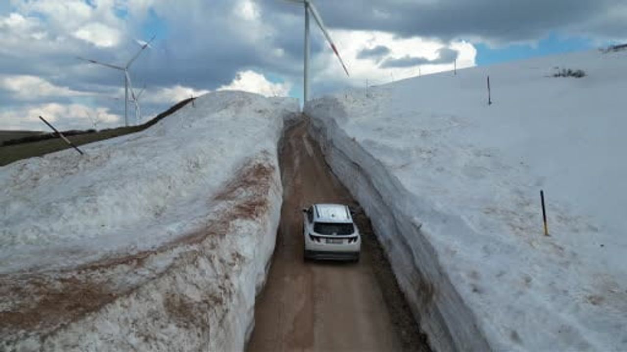 Reşadiye'de rüzgâr enerji santrali yolunu saran kar duvarları dronla görüntülendi
