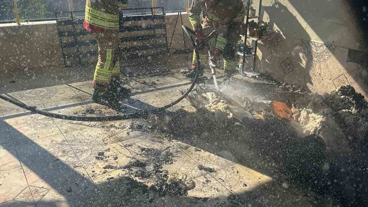 Reyhanlı'da balkon yangını itfaiyenin hızlı müdahalesiyle kontrol altına alındı