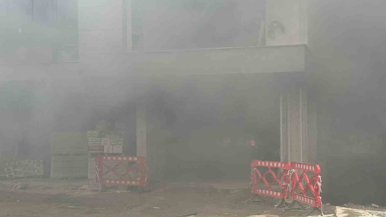 Rize Çarşı Mahallesi'ndeki inşaatta yangın kontrol altına alındı