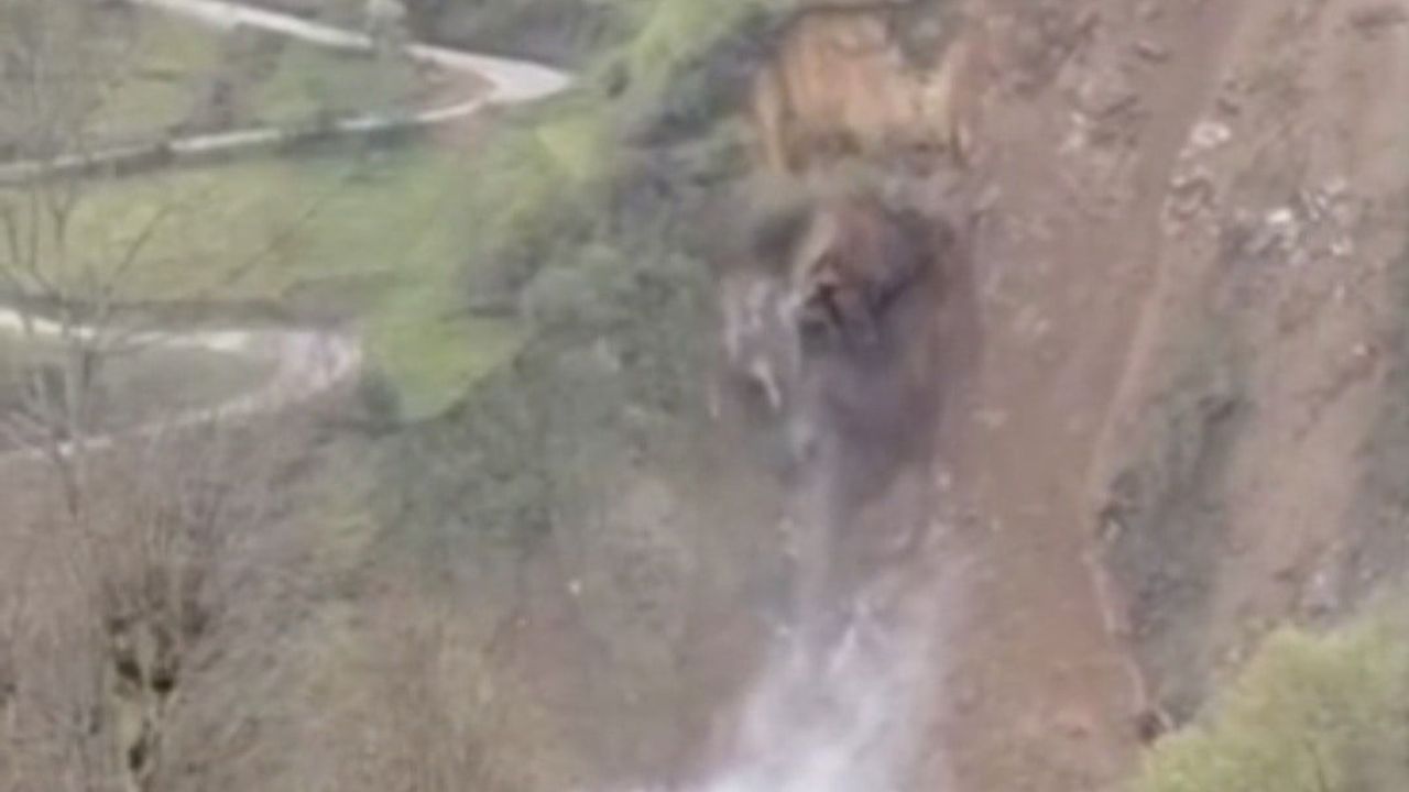 Rize’de Yamaçtan Kopan Kaya Cep Telefonuyla Kaydedildi: Yavuz ile Seslikaya Arasındaki Yol Çalışması Olası Facianın Önüne Geçti