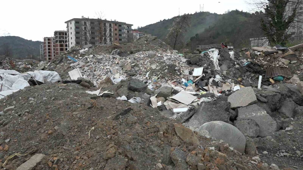 Rize Fındıklı'da vahşi çöp depolama Aksu Mahallesi sakinlerini mağdur ediyor