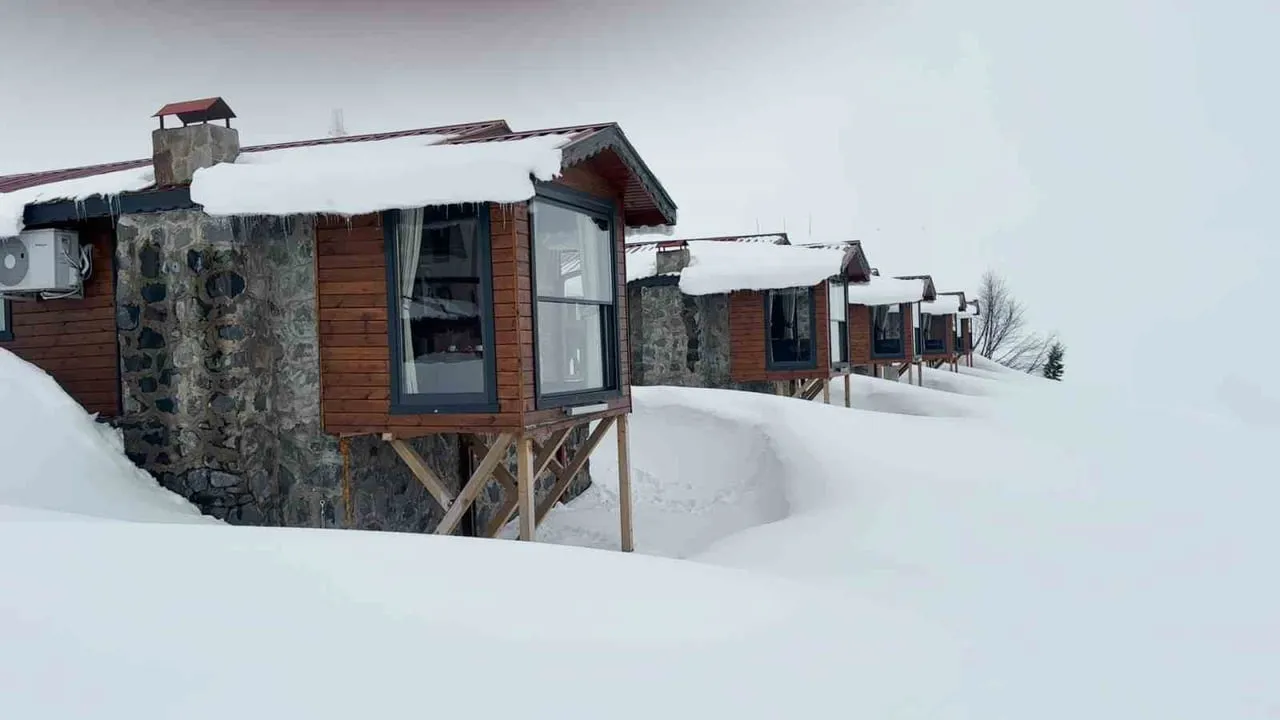 Rize'nin Handüzü Yaylası Nisan Karıyla Beyaza Büründü