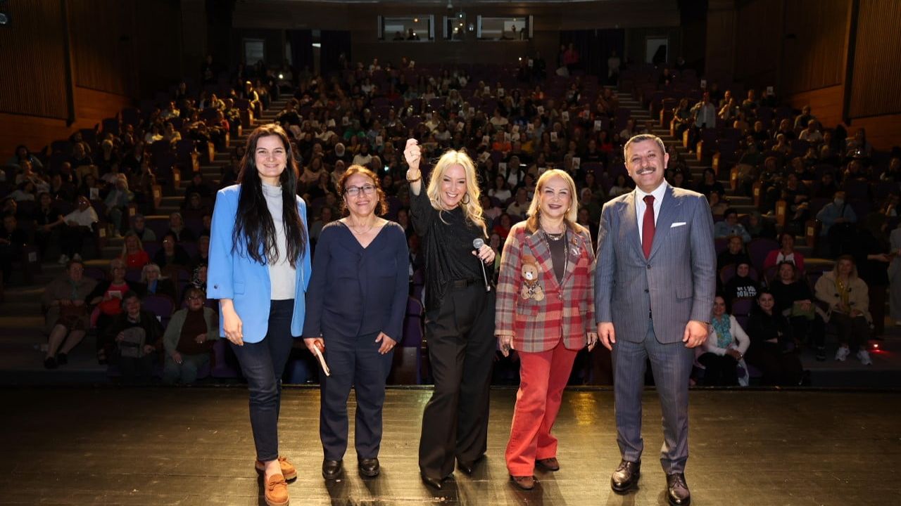 Saba Tümer, 'Çekmecem’de Kitap Var' Söyleşisinde 'Mutluluk 21 Günde'yi Anlattı