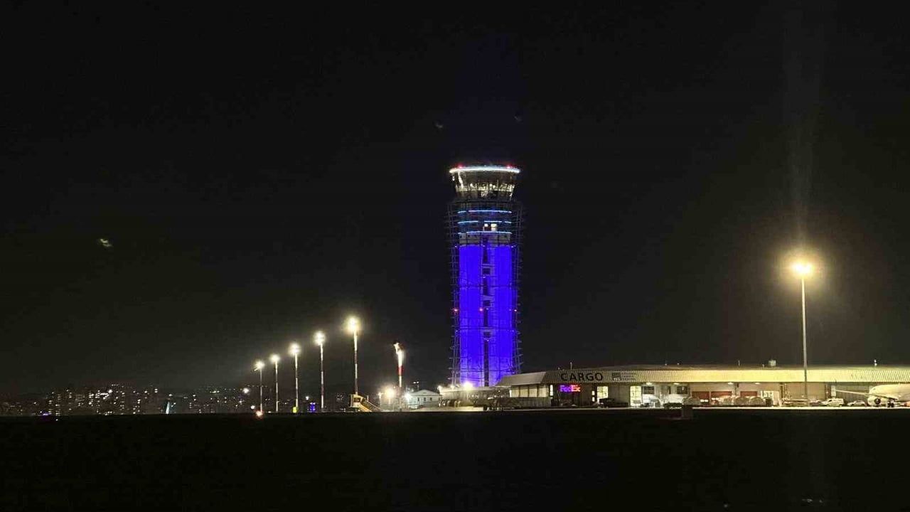 Sabiha Gökçen Havalimanı ATC Kulesi, Dünya Otizm Farkındalık Günü'nde Maviyle Aydınlatıldı