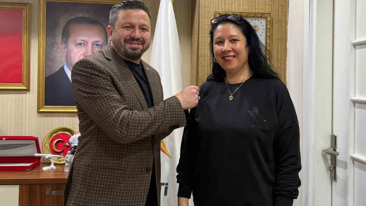 Sabiha Gören ve Halime Can AK Parti'ye katıldı; Mehmet Aydemir rozetleri taktı