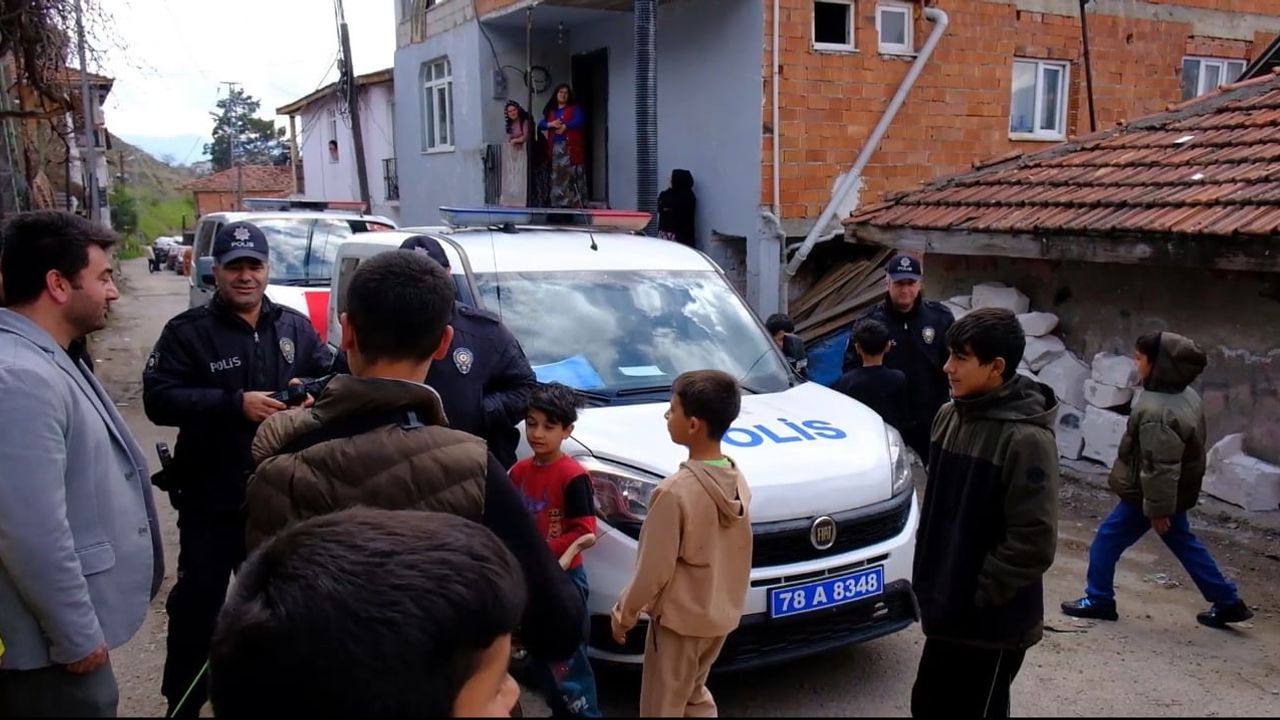 Safranbolu Gümüş Mahallesi'nde polis ekipleri 181. yıl kutlamasıyla karşılandı