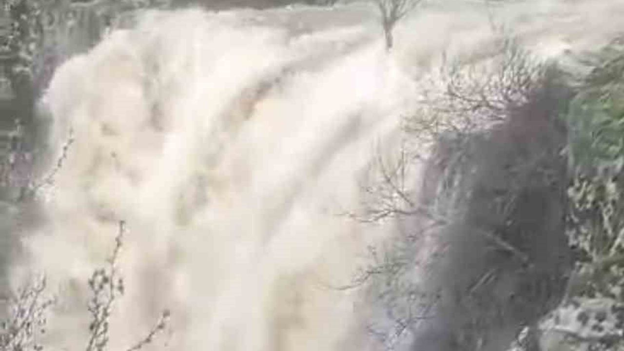 Sağanak yağış Şeyhandede Şelalesi'nin debisini artırdı