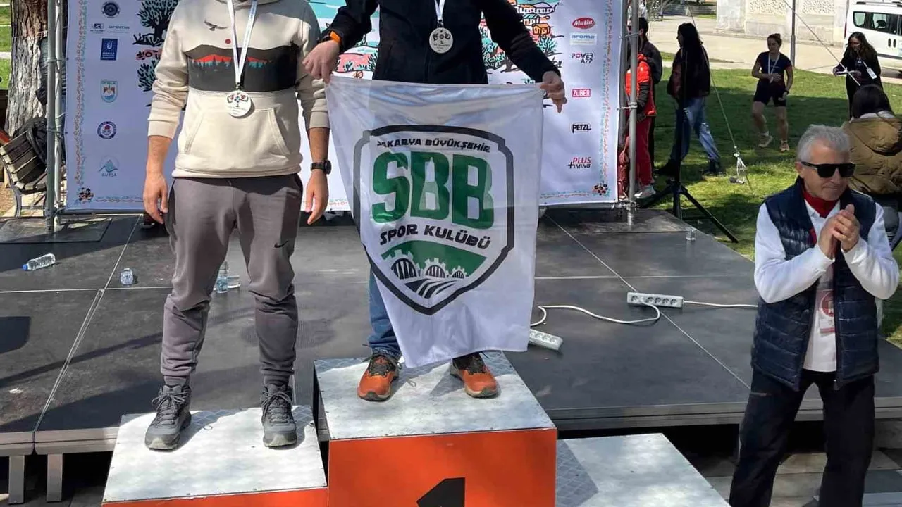 Sakarya Büyükşehir Belediyesi Atletleri Bursa ve Kocaeli’den Derecelerle Döndü