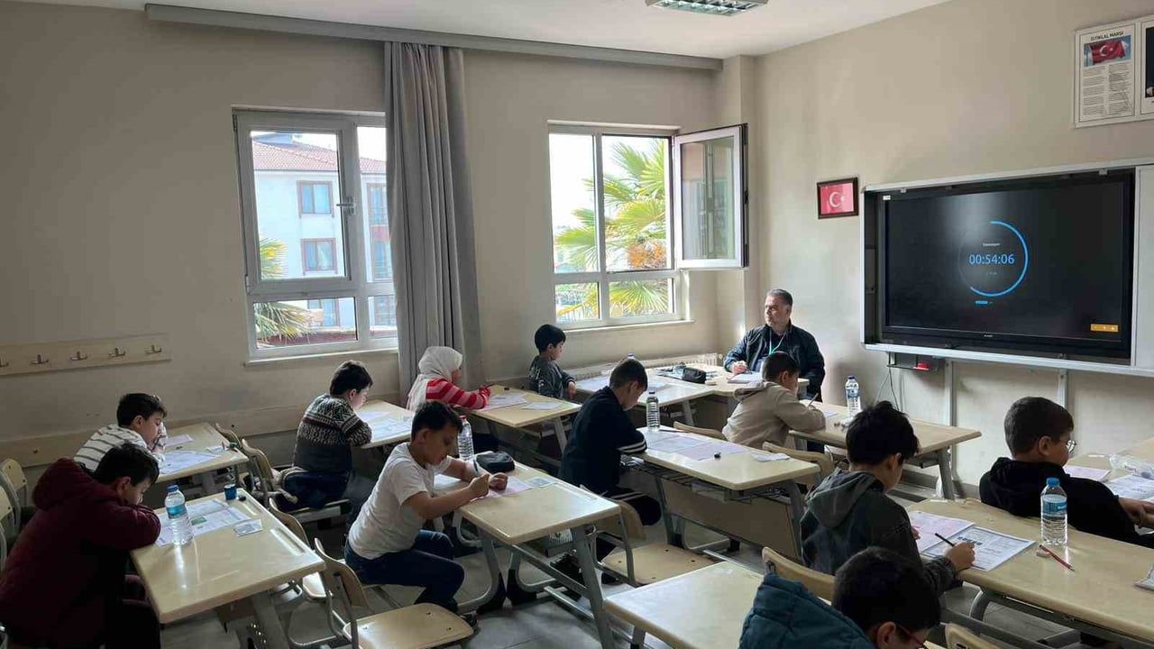 Sakarya'da 2 bin 120 öğrenci 'Örgün Eğitimle Birlikte Hafızlık Projesi' sınavına katıldı