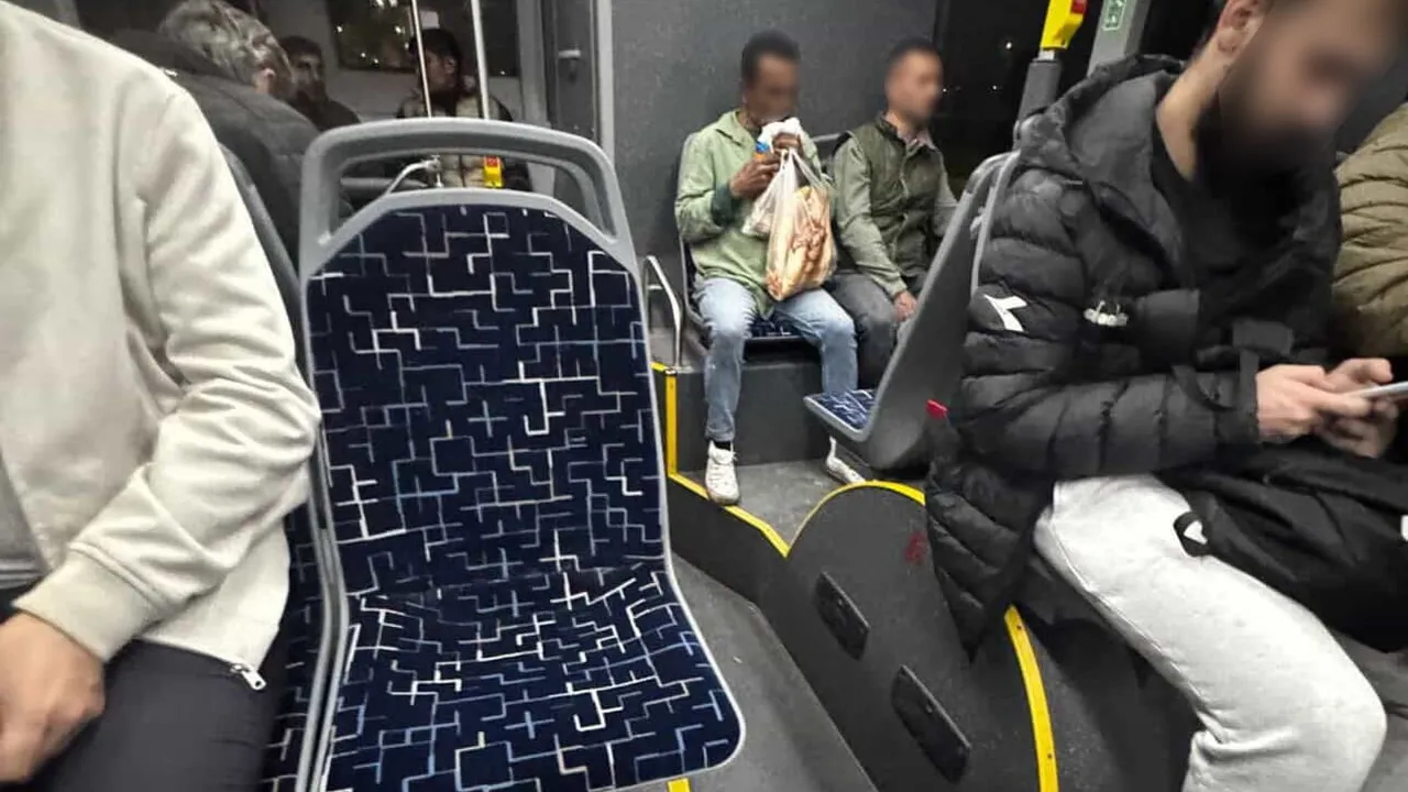 Sakarya'da halk otobüsünde uçucu madde kullandığı iddia edilen kişi cep telefonu kamerasına yansıdı