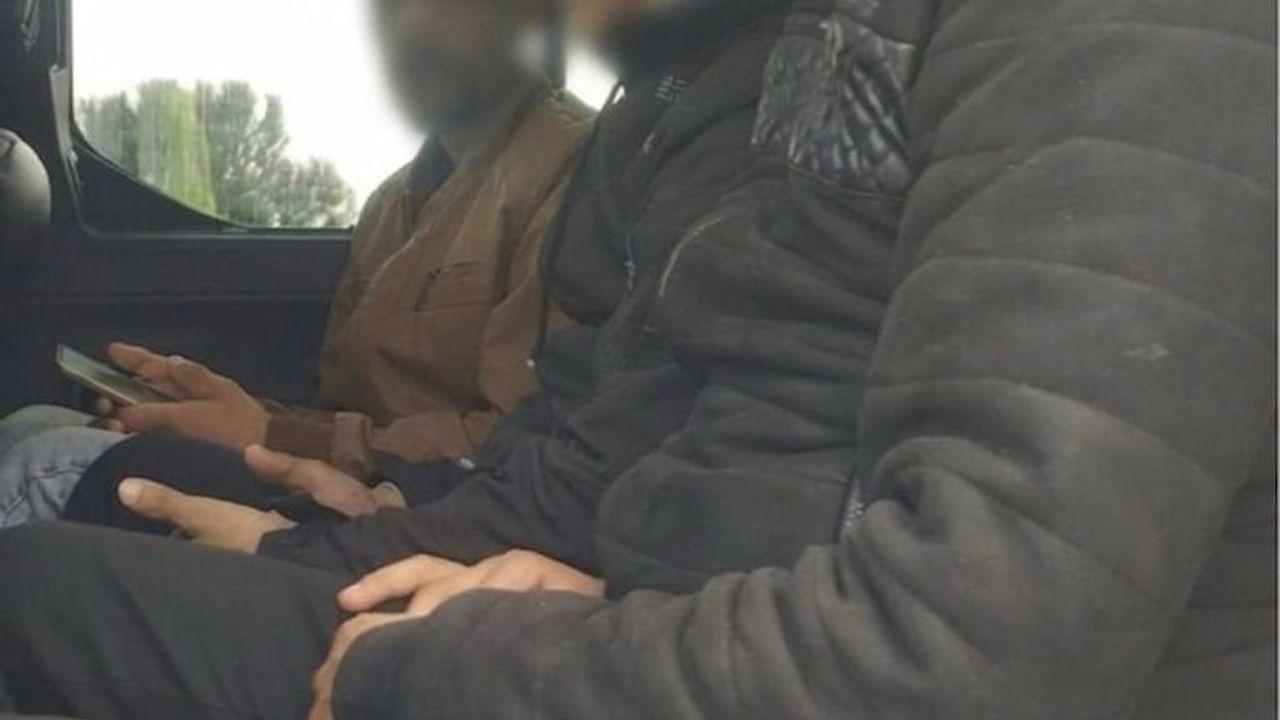 Sakarya'da Kuzey Marmara Otoyolu'nda durdurulan araçta 9 düzensiz göçmen bulundu; 2 organizatör tutuklandı