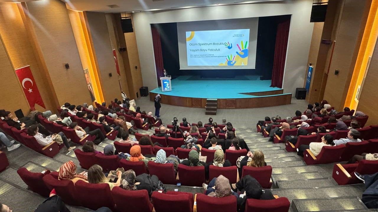 Sakarya'da 'Otizmi Anlamak' Paneli: Erken Tanı ve Toplumsal Farkındalık Öne Çıktı