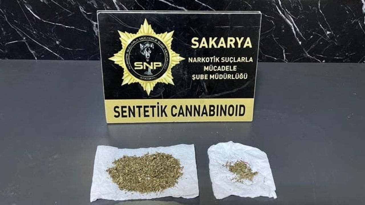 Sakarya’da uyuşturucu operasyonunda evde el bombası ve havan topu gövdesi bulundu; 3 kişi tutuklandı