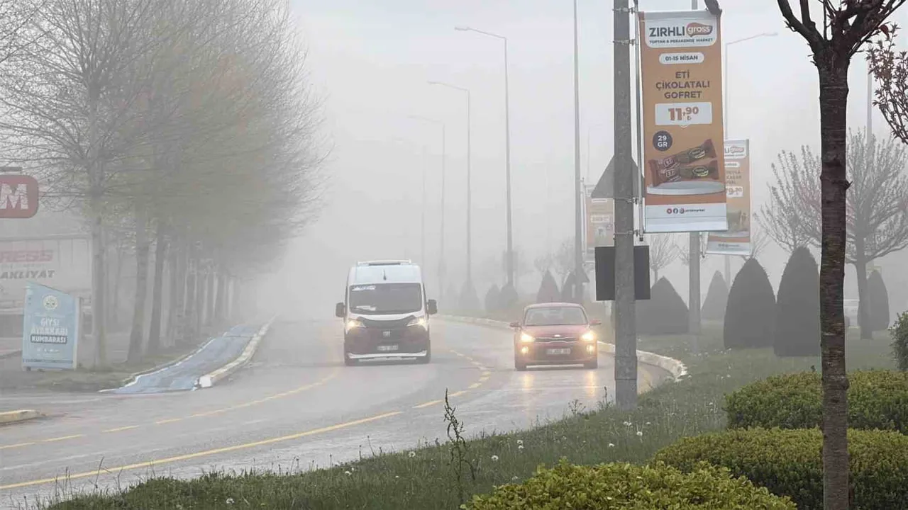 Sakarya'da Yoğun Sis Görüş Mesafesini 10 Metreye Kadar Düşürdü