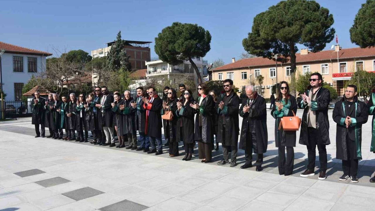 Salihli'de 5 Nisan Avukatlar Günü Töreni: Manisa Barosu Salihli Temsilciliği Anıta Çelenk Koydu